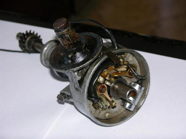 Original dual point with factory blocked off vacuum housing unit still attached converting it to mechanical advance unit. Very rare distributor