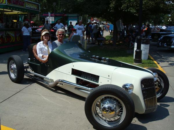Steve Sullivan,wife Kathy and his replica Miller Ford,
flathead with pair of Webers.
Also known as the "tiny hiny" racer.