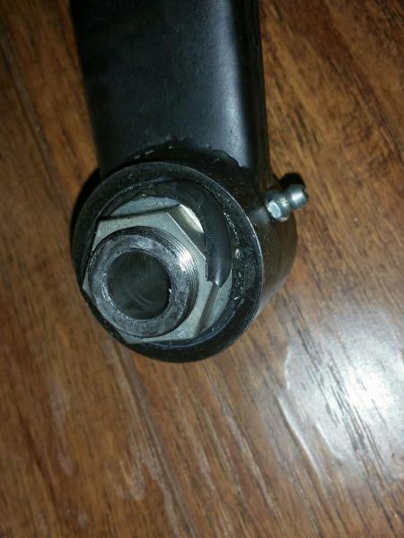 2014 12 06 17.32.57
Note poorly msachined part destroys seal on lower control arm