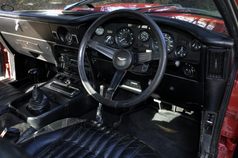 z Aston Martin V8S int