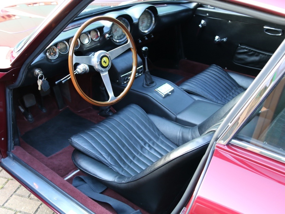 z Ferrari 250 Lusso int