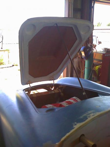 The hood finaly has hinges on it..!!!!!