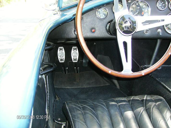 Floor_mounted_pedals_in_CCX