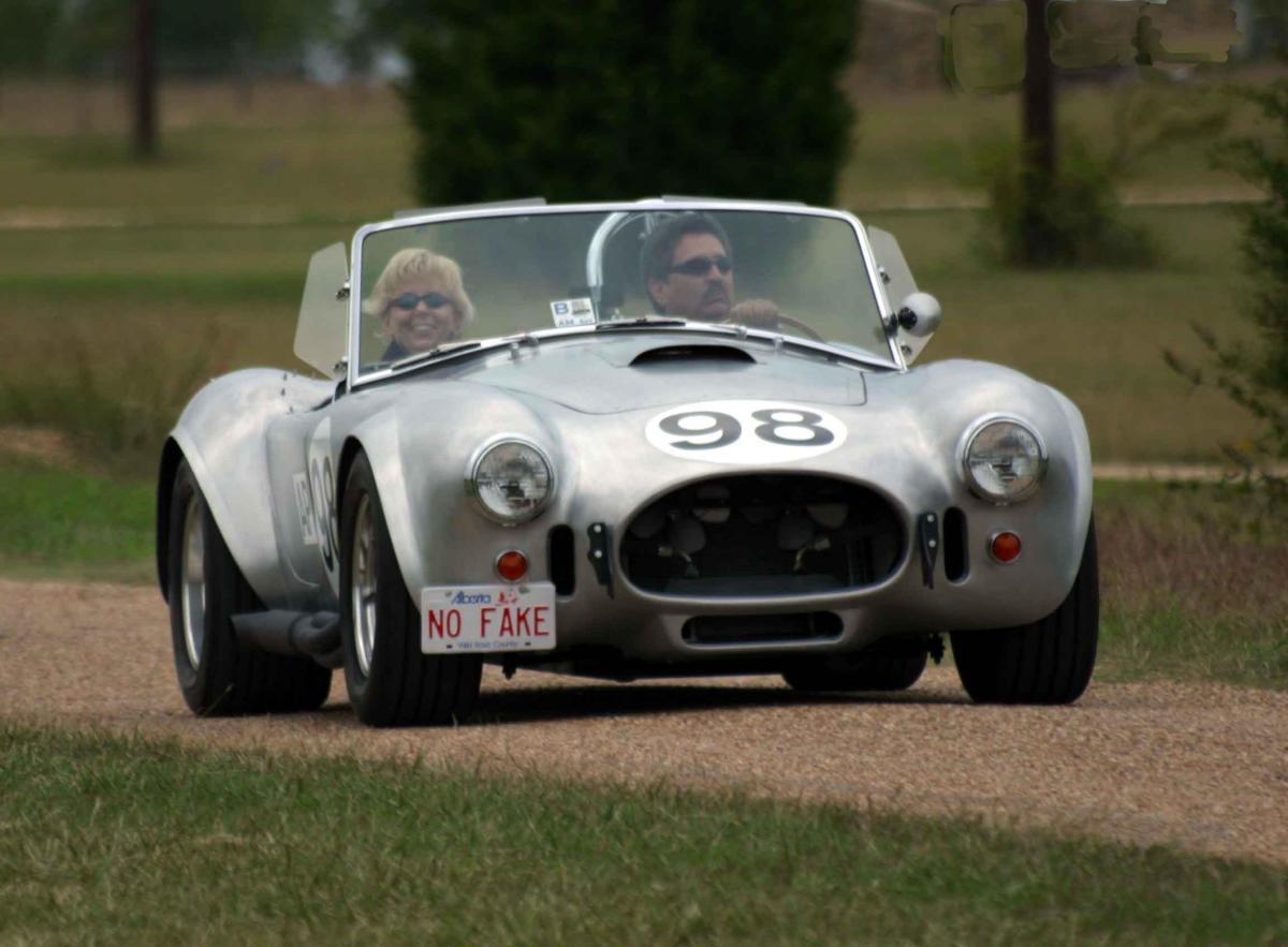 15281KayandLeelookinggreatlores