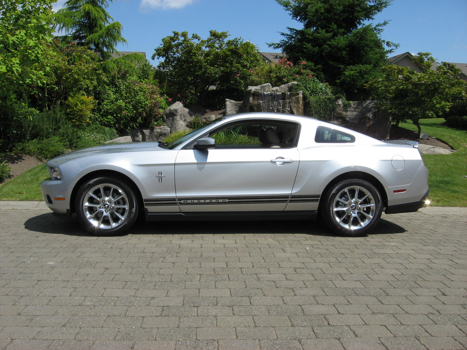 2011MUSTANG2_jpg