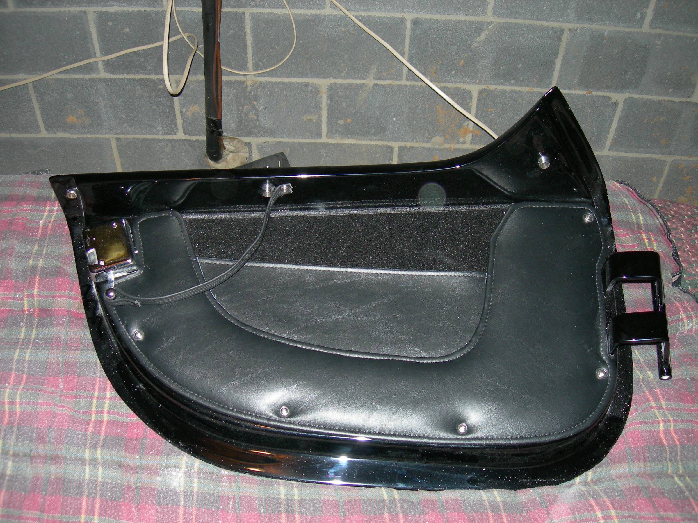 22067Door_and_Boot_trim_out_007