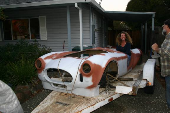 24155Elizabeth_tries_it_on_for_size_11-08-05