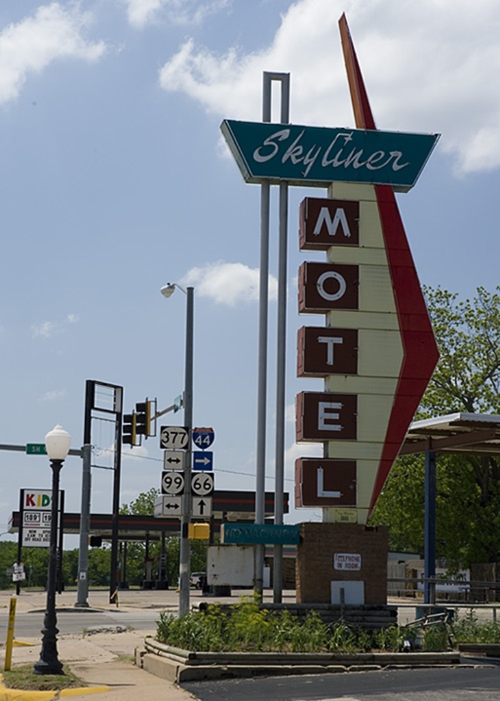 43533463_SkylinerMotelSign