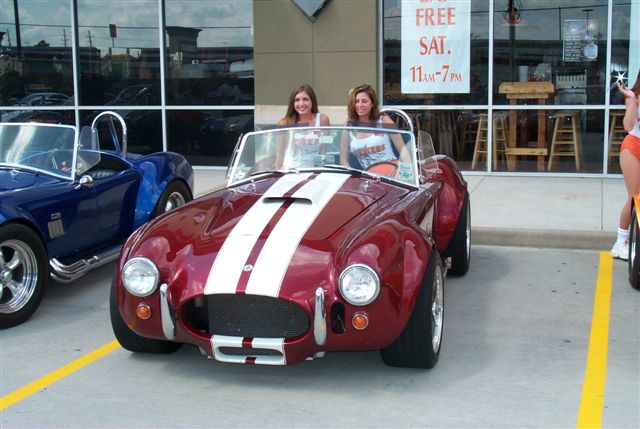 9536maroon1_at_hooters