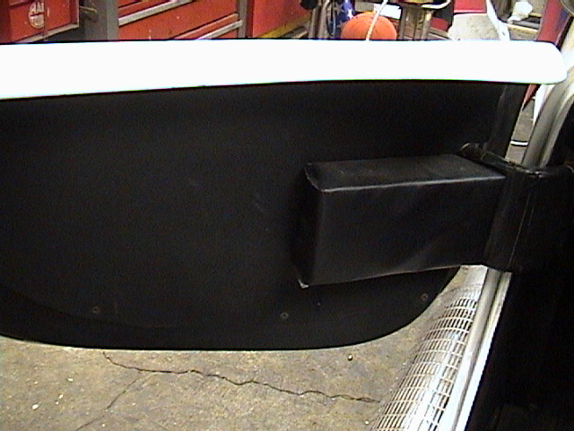 9617Drivers_left_thigh_rest