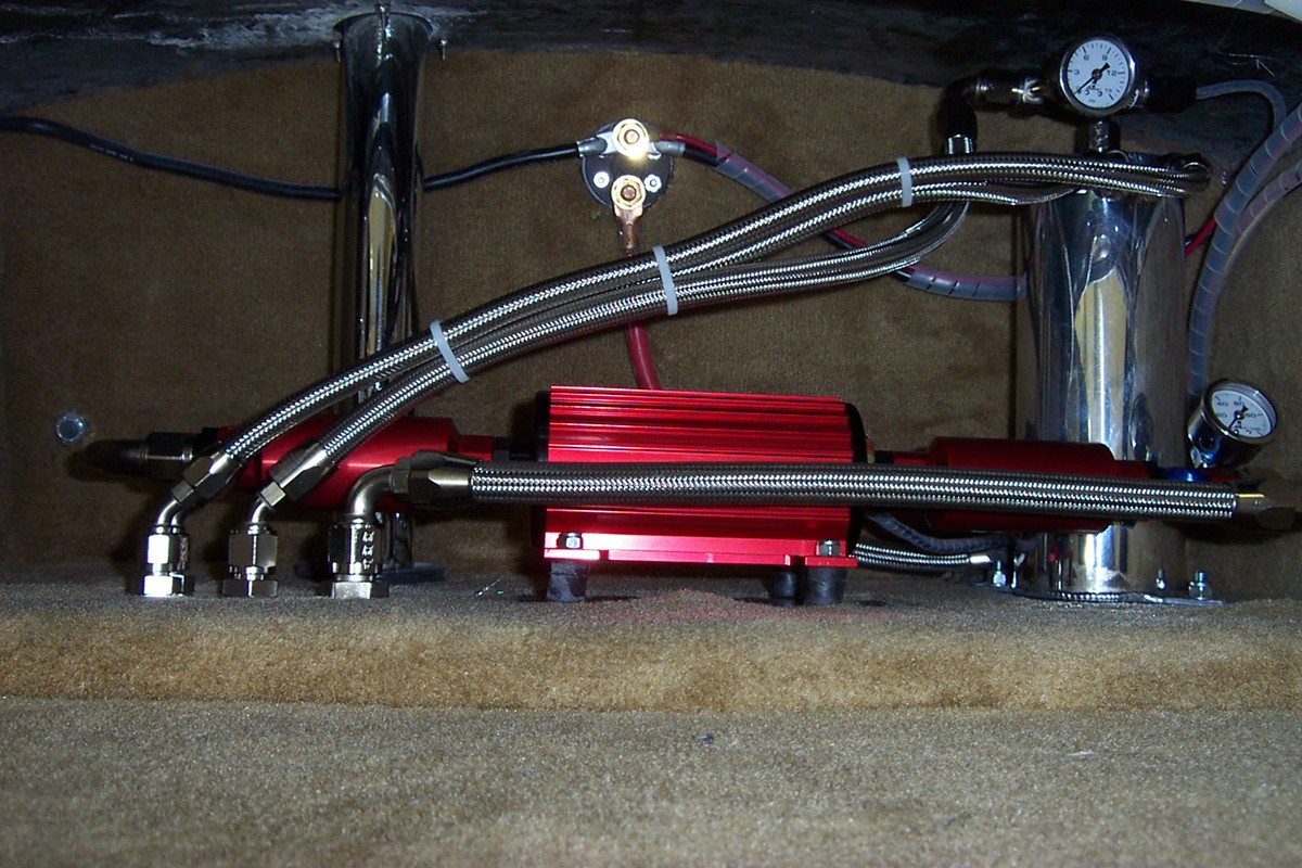 Aeromotive_Fuel_Pump_and_Surge_Tank_Installed