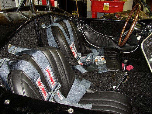 Cobra718_seats_belts