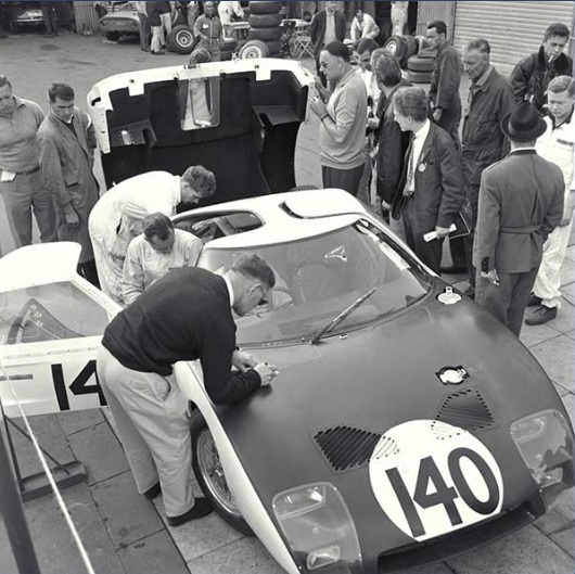 Ford_GT40_GT102_1964_Nurburgring_1000km_PHill-BMcLaren