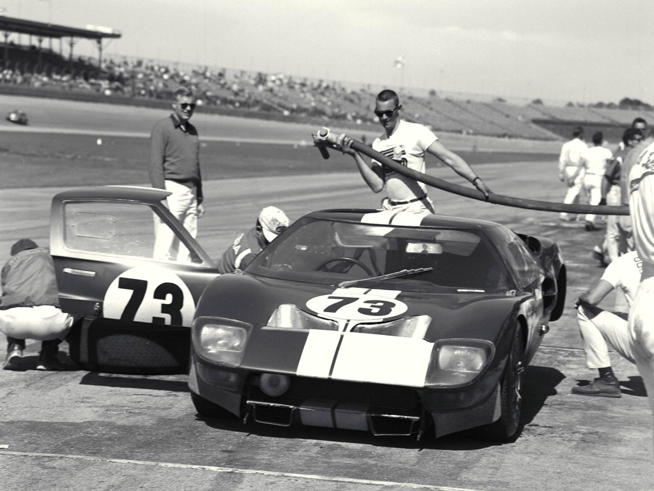 GT40_b_w_at_Daytona_1965