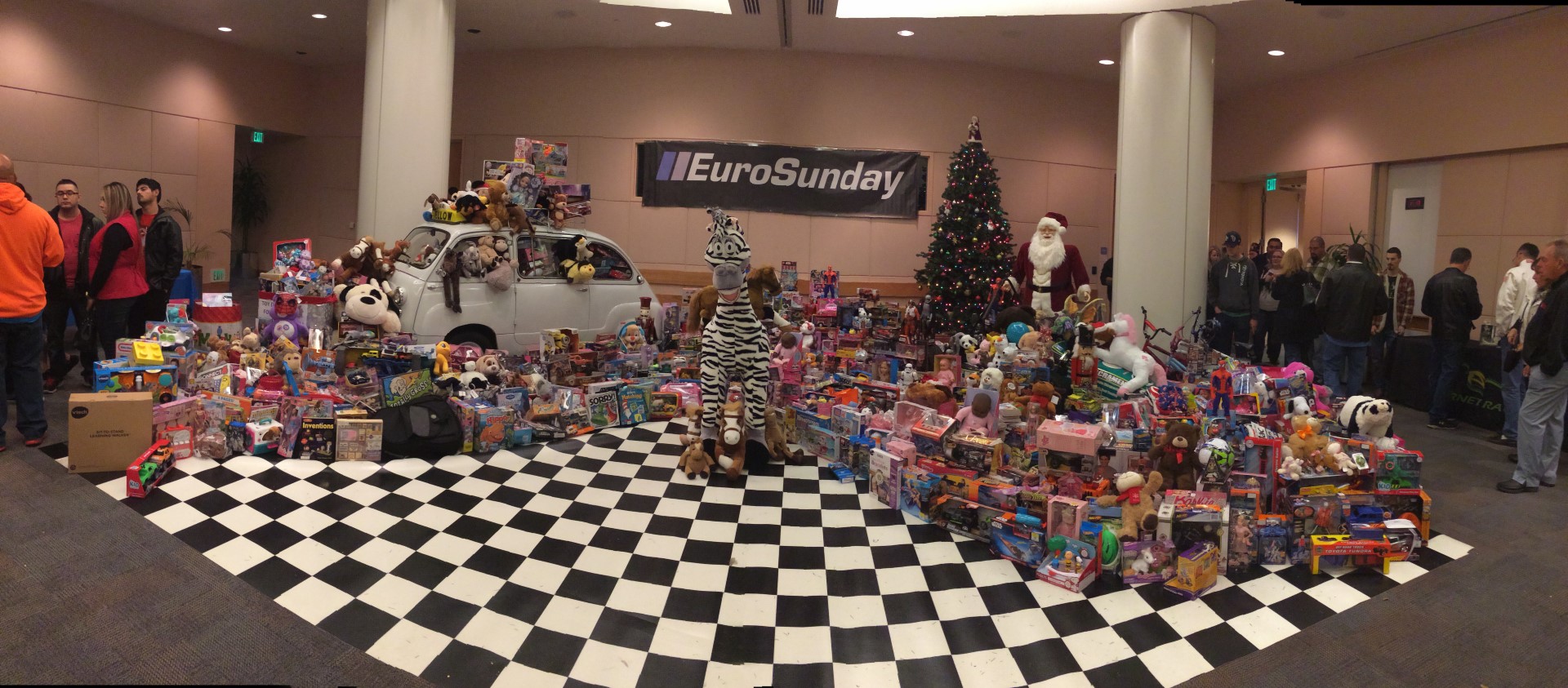 Toy_Run_2015_presents